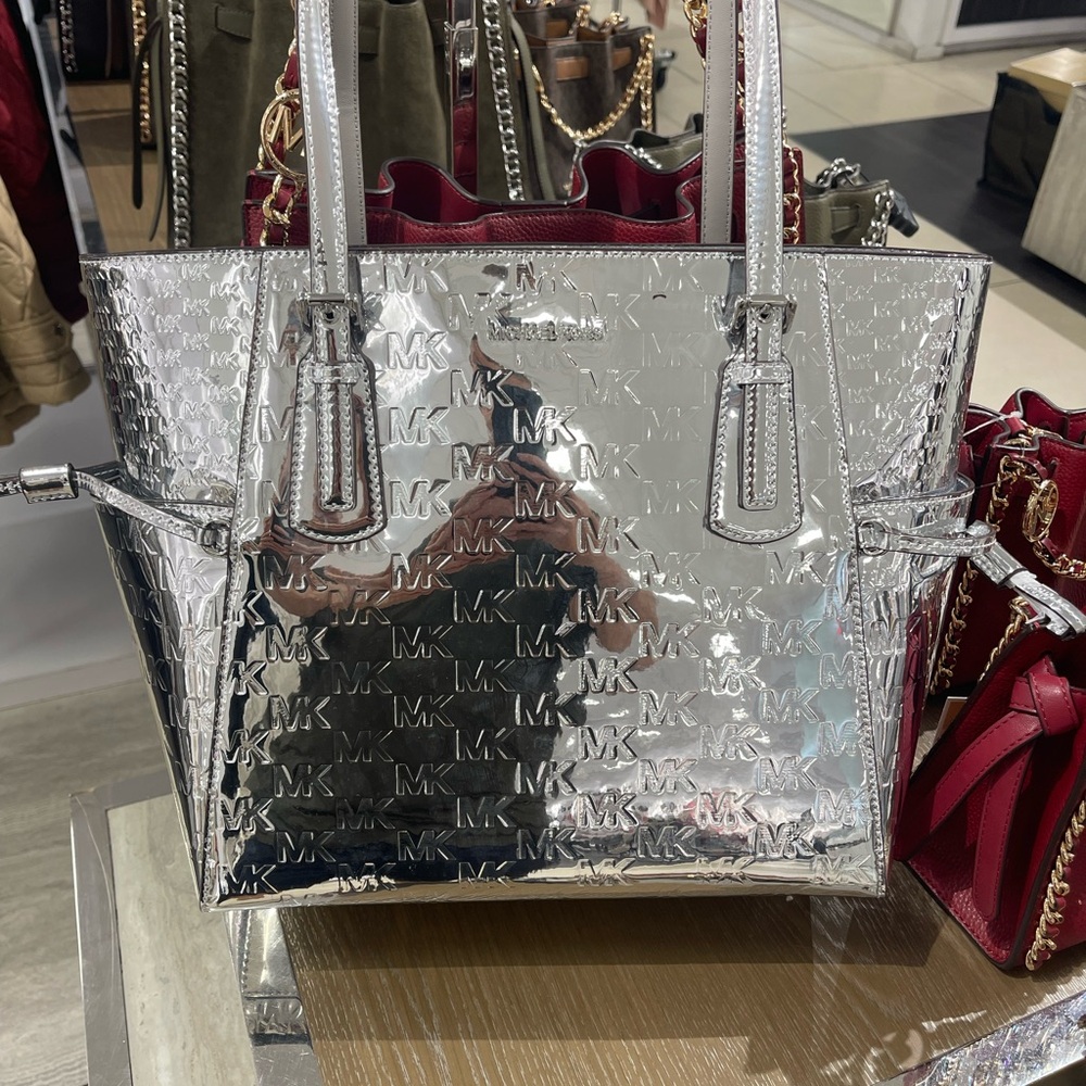 MICHAEL KORS Voyager Large Patent Logo Debossed EW Shoulder Tote Bag
Silver
NWT - Picture 5 of 16